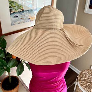 Beige Ribbon Braid Big Floppy, Packable  Sun Hat. NWOT. Size Medium.